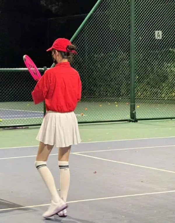 安信 这竟然是41岁的唐嫣！身材窈窕宛如活力“女大”